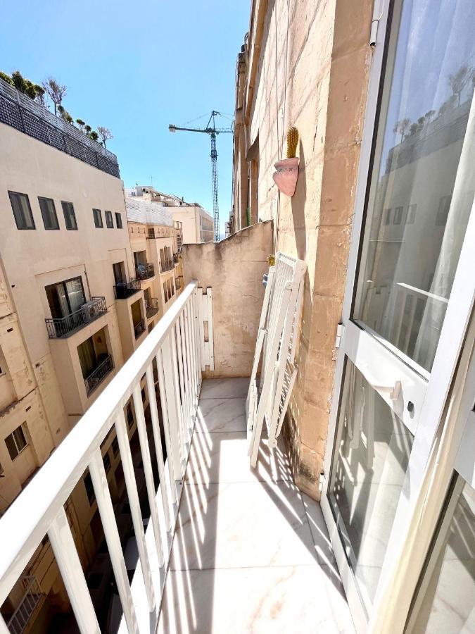 Bright Bookworm'S Haven Apartment Sliema Exterior photo